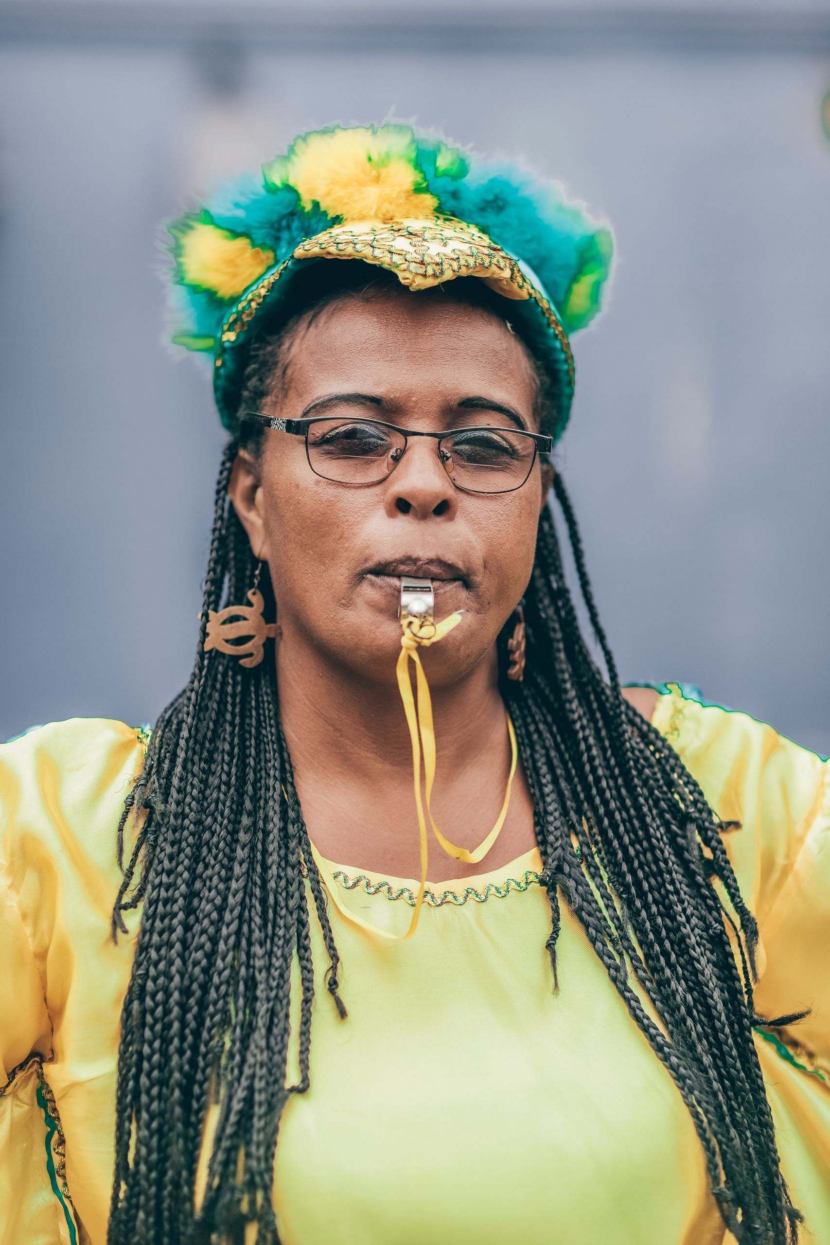 Kvinna som blåser i en visselpipa. Warghs Juridik hjälper dig i juridiska frågor