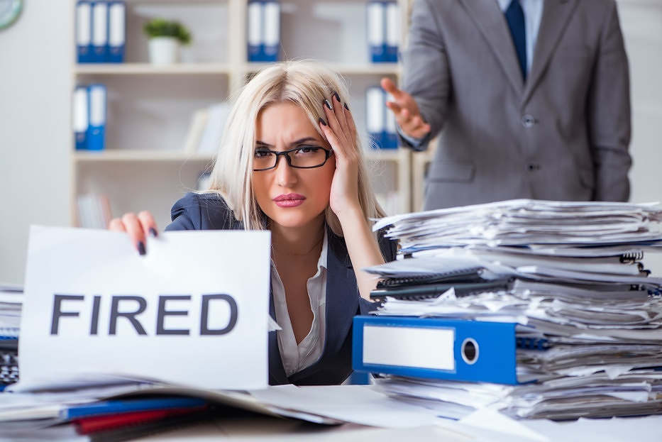 Kvinna avskedad från sin arbetsplats och behöver Juridisk hjälp inom arbetsrätt