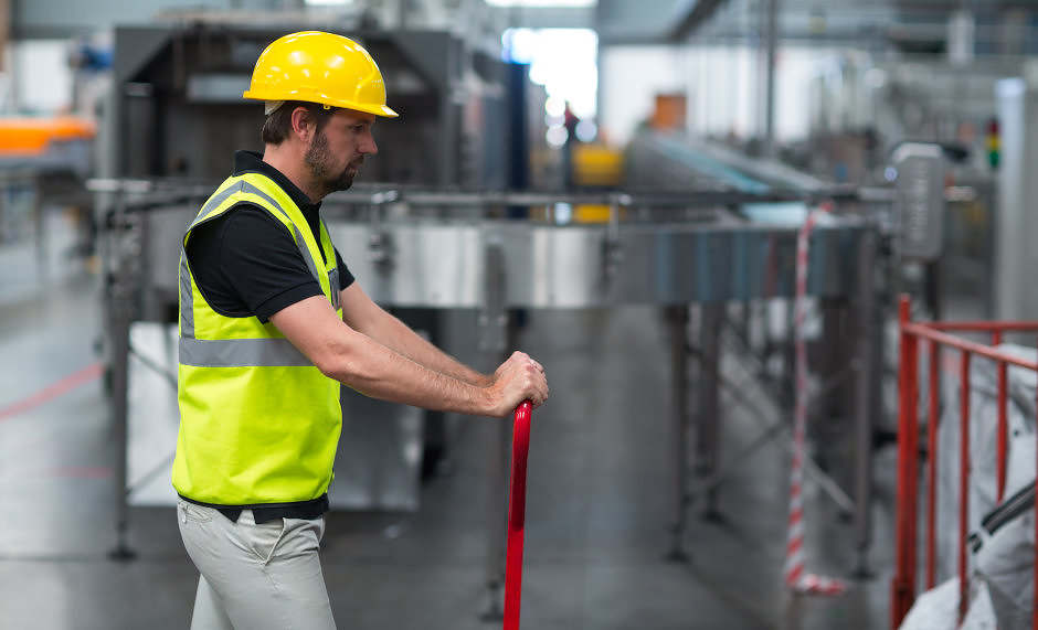 Man på sin arbetsplats behöver Juridisk hjälp för att lösa tvister på arbetsplatsen.